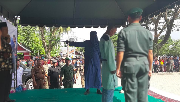 Dua Pelanggar Qanun Syariat Islam di Pidie Jaya Dicambuk
