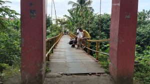 Mengancam Keselamatan, Warga Perbaiki Sendiri Jembatan di Pijay