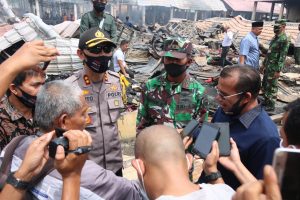 Wali kota Lhokseumawe di dampingi TNI/Polri meninjau ke lokasi korban kebakaran) foto  dok. humas Polres Lhokseumawe.