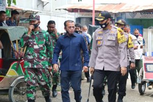 Wali kota Lhokseumawe di dampingi TNI/Polri meninjau ke lokasi korban kebakaran) foto dok. humas Polres Lhokseumawe.