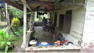 Ketakutan Khatijah Tinggal di Rumah Nyaris Amblas ke Sungai