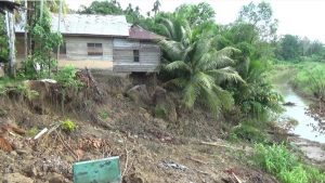 Ketakutan Khatijah Tinggal di Rumah Nyaris Amblas ke Sungai