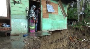 Ketakutan Khatijah Tinggal di Rumah Nyaris Amblas ke Sungai