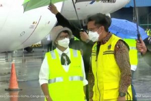 Menkes BGS dan Mentri Luar Negeri di saat menerima kedatangan Vaksin COVID-19 di Bandara Soekarno Hatta Tanggerang / ANTARA