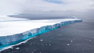 Bongkahan es A68 pecah di perairan Antartika tahun 2017 dan sejak saat itu bergerak menuju Samudera Atlantik sebelah selatan.